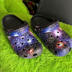 CROCS Kids Cosmic Galaxy Clogs J 3 J3